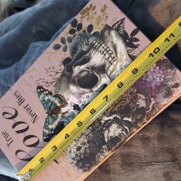 NWOT Gothic Skulls and Roses Storage Book- True Love Never Dies - Picture 9 of 10